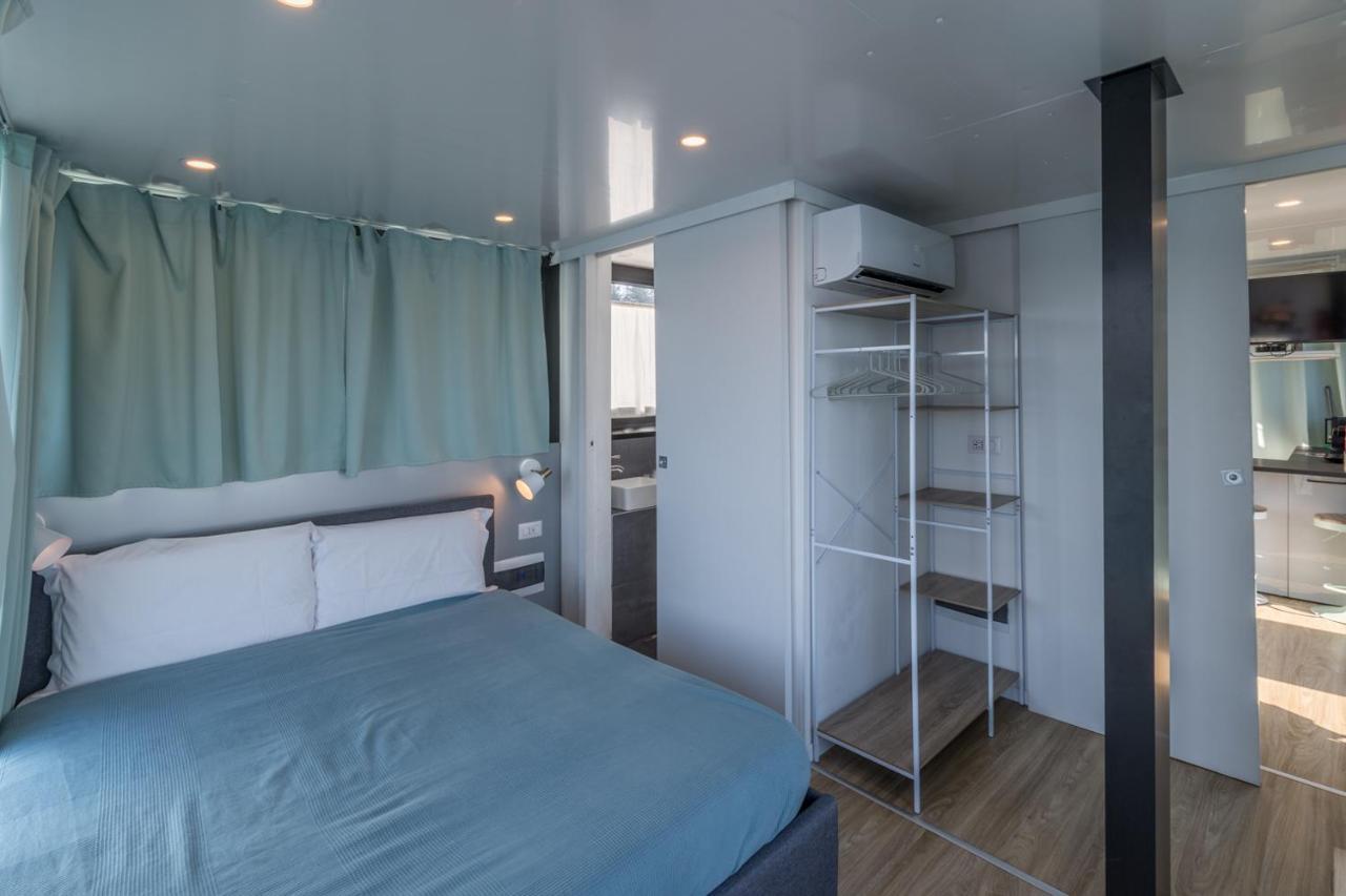 La Dolce Vita House Boat Hotel Lisanza ภายนอก รูปภาพ